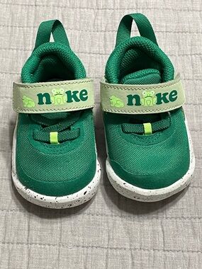 Nike Team Hustle D 10 Lil Frog Baby/Toddler Shoes Size 2C Green Frog Strap